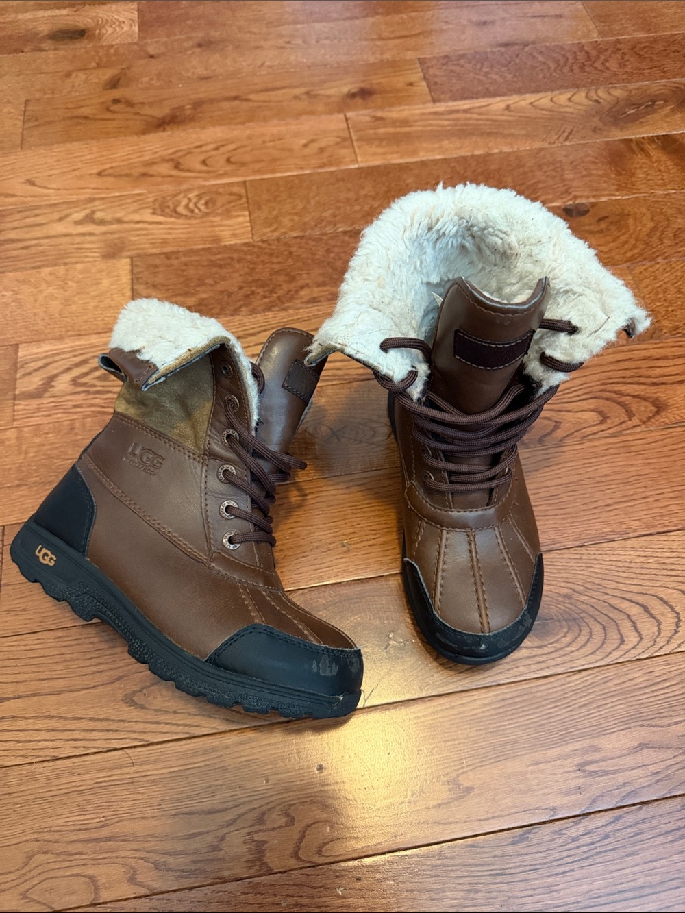 UGG kids Brown and Black Lace-Up Winter Boots with Shearling Cuff